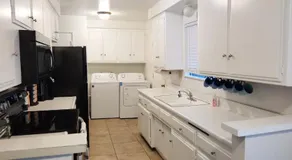 Private, Spacious, 4x Queen, 300 MBPS Internet with Backyard! - Image 5
