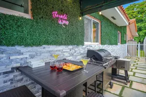 Vacay Spot Happy Escape 15 Min Beach Massage Shower Prime LOC! 6 blocks away from Bars, Nite Clubs, Res, Shops - Image 5