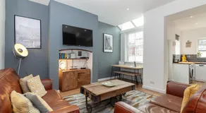 Park House - Large 3 Bedroom Victorian House, 10 Mins from Manchester - Image 2