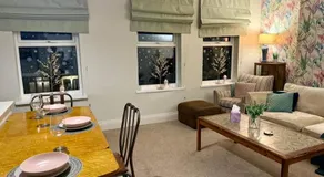 The Lily•Central Beeston•Private Apartment•SmartTV•Free Wi-Fi•Tram• - Image 5