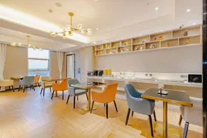 Lavande Holiday Hotel (Chongzhou Wanda High-speed Railway Station) - Image 3