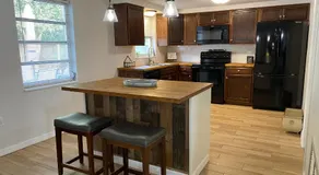 Cozy 3-bed home close to beautiful beaches. - Image 4