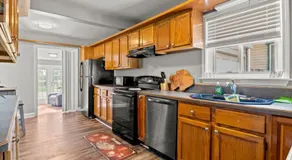 Cozy 3 Bedroom Near Airport And Downtown Detroit - Image 3