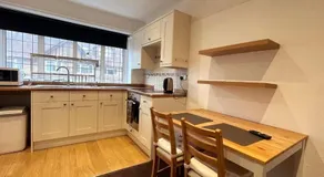 One-Bedroom flat in Cheam Village - Image 3