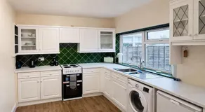 Park Terrace - 3BR House, Garden Patio, Parking, Sleeps 6 - Image 3