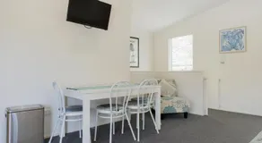 The Lake Guesthouse - Image 4