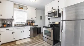 3 Bedrooms House in Waldo Kansas City - Image 2