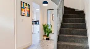 5 Bed House Sleeps 9 Parking Garden Pet Friendly in Sileby - Image 2