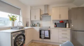 3 Bedroom house in Cumbernauld with walk in shower - Image 3