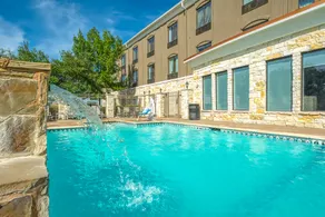 Holiday Inn Express and Suites Beeville by IHG - Image 4