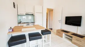Central Apartment with Jacuzzi - Image 2