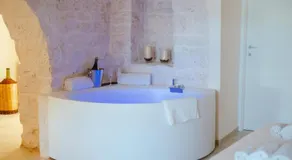 Iconica Luxury Suites - Image 5