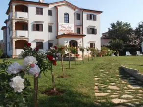 Villa Linet Garden - Image 2