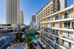 Bunk Surfers Paradise 18-35 Backpacker Hostel - Image 5