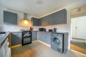 Bright Double Room LS16 Near Airport WiFi - Image 5