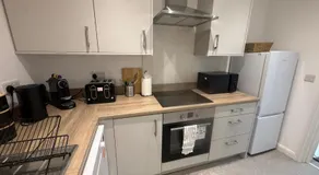 Sleek 1 Bed Flat near Warwick Castle with Parking - Image 5