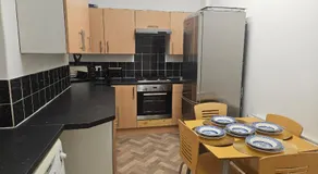Liverpool Haven, Stylish and Spacious 3-Bedroom Apartment with City Access - Image 3