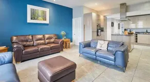 House Sleeps 12 with Parking and Garden - Image 4