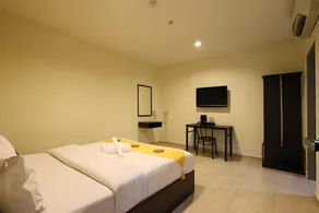 Swing & Pillows - Golden Roof Hotel Falim, Ipoh - Image 2