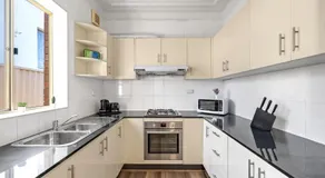 Bright Double Room - Nearby Shops & Eateries - Shared Bathroom and Amenities - Image 5