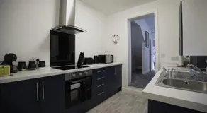 Spacious 3BR Home, WiFi, Free Parking - Image 5