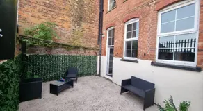 Spacious 2 bed appartment next to BAE with spa bath - Image 5