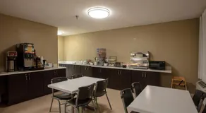 Super 8 by Wyndham St Charles - Image 5