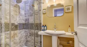 Lovely 2-Bedroom Unit in Springfield - Image 2