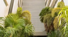 Apartamento apta para familias con piscina y jardín | Vistas a la ciudad - Image 4