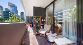 Spacious 2-bed apt in Docklands Balcony & Free Parking - Image 3