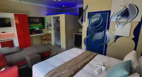 AT BLACK WOOD GUEST HOUSE  - Image 2