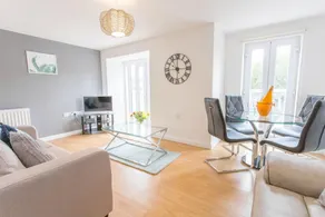 Bright 2 Bed Apartments in Marston Oxford, Free Parking, OX3 Near John Radcliffe Hospitals & University Parks - Image 2