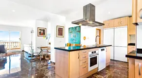 Apartment with sea views - Image 5