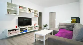 Cozy, bright room with free parking - Image 2