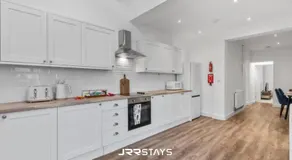 Burton on Trent - 3 Bedroom, Sleep 7, Wi-Fi - JRR Stays - Image 3