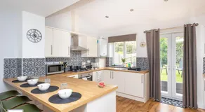 Greenwood By Alt-Stay Contractor Accommodation - 4 Bed Contractor Home With Parking, Wi-Fi & Full Kitchen - Ideal For Long Stay - Image 5