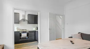 7-Bed Contractor House in Wallasey- free parking - Image 2