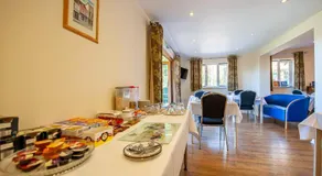 Oakside Lodge Guest House - Image 2