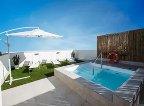 Lola 14 Suite Apartment - Image 2