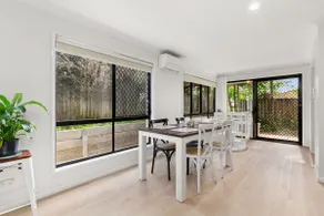 Sleek & Comfortable 3-Bed Townhouse for Your Stay - Image 3