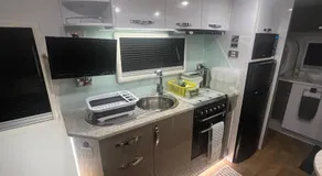 Gympie Luxury Caravan with ensuite bathroom - Image 4