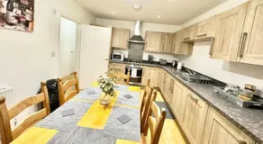 Unique Stays Modern Evergreen House in Ashford Kent - Image 2