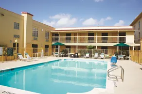 La Quinta Inn & Suites Houston Greenway Plaza Medical Area - Image 3
