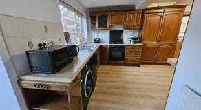 Large Windsor House with 4 Bedrooms Cinema Lounge 10 beds Sleeps 13 - Image 4