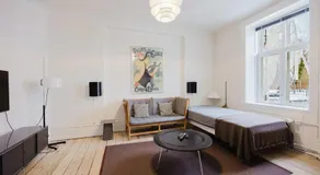 Bright & Charming 3-Room Apt - Image 2