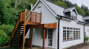 Modern and spacious 2 bedroom apartment with free parking - Image 2