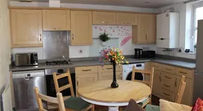 London 2 double bedrooms 2 Bathrooms Holiday Home - Parking SKYSPORTS, NETFLIX - 2 - 3 minutes walk to the Train station - 19min to London Liverpool Street fast Internet GROUND FLOOR 100s of shops restaurants bakeries 24-hour ASDA superstore, Major hospi - Image 5