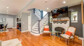 Spacious 5-BR House near Transit w Parking - Image 4