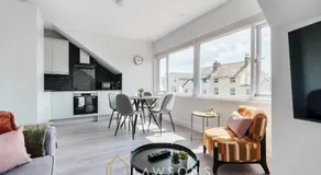 Cosy 2-Bed 1-Bath, Free Parking, Walk to Seafront - Image 2