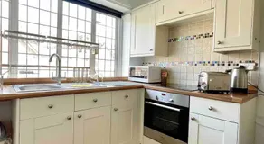 One-Bedroom flat in Cheam Village - Image 5